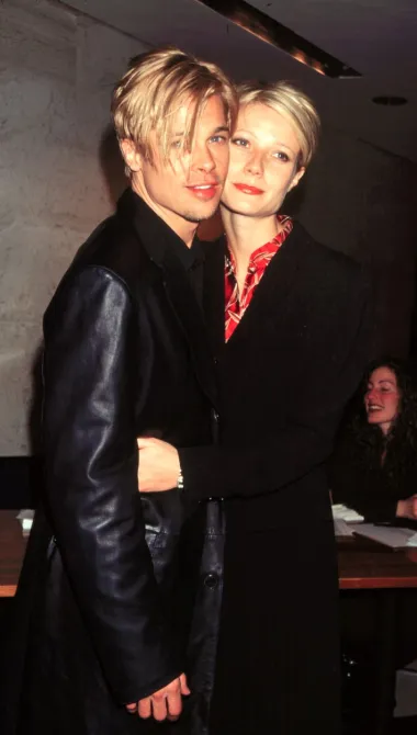 Mislili smo da je &apos;couple matching&apos; nešto što je Brad Pitt radio samo s Angelinom Jolie kada su nosili ista odijela na dodjeli BAFTA-e 2014., ali nije. Ime Gwyneth Paltrow je dobro poznato, ali može se izgubiti kada je povežeš s Pittom. Par je kratko hodao od 1994. godine kada su se upoznali na snimanju filma Se7en. Zapravo su bili toliko ozbiljni da su se zaručili 1996. godine, a ljubav nije bila sve što su dijelili. U jednom trenutku, par je dijelio istu frizuru: plavu kosu s prepoznatljivim smeđim pramenovima. Iako su Pitt i Paltrow bili u ozbiljnoj vezi, nakon njihovog razlaza 1997., glumica je rekla Howardu Sternu u intervjuu 2015. da je &apos;bio predobar za nju&apos;.
