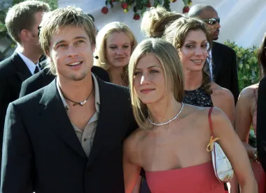 Slava koju je Pitt stekao u svojoj filmskoj karijeri postala je potpunija kada je 1998. upoznao Jennifer Aniston, koja je grčkog porijekla i za koju je potajno išao na satove grčkog jezika kako bi je iznenadio. Nakon toga su se vjenčali 19. srpnja 2000. godine. Ipak, kao što već svi dobro znamo, romantični život Brada Pitta nije tako uspješan kao njegova karijera. Početkom siječnja 2005., par je objavio razvod, a tijekom njihovog petogodišnjeg braka glumac je većinom mosio razbarušeni look i kozju bradicu. Naravno, njihov razvod je izazvao mnoga nagađanja o uzrocima, od kojih je najpoznatiji bio onaj da je imao aferu s Angelinom Jolie, s kojom je glumio u filmu &quot;Gospodin i gospođa Smith&quot; (2005.). U svakom slučaju, Pitt i Aniston tvrdili su da njihov razvod nije imao veze a aferom već da su mnogo razmišljali prije nego što su došli do te odluke. Ipak, unatoč njegovoj kasnijoj vezi i braku s Angelinom, s Jennifer Aniston do današnjeg dana ostao je u itekako dobrim odnosima.