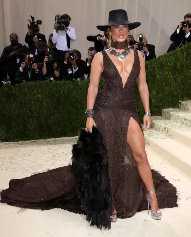 Jennifer Lopez ovim je svojim lookom s ovogodišnje Met Gale itekako izazvala čuđenje i fanova i modne struke. Seksi kaubojka u haljini od kože s vrlo dubokim izrezima na bedrima i dekolteom do pupka privlačila je pažnju, ali i zle komentare na svoj račun. Naime, mnogi su Jennifer prozvali trash ikonom 2021. jer joj je cijeli ovaj look bio kaotičan te definitivno nedostojan njezine slave i inače odličnog stila. 
