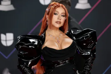 Christina Aguilera se proslavila ranih 2000-ih kao seksi glazbenica koja je obožavala nositi kompletiće od lateksa i pokazivati svoje obline. Iako je od tada prošlo 20 godina, Christina svoj modni izričaj i nije pretjerano promijenila - no rekli bismo da joj sada znatno lošije stoji. Ovo lateks izdanje u kojem je istaknula svoje iznimno bujne grudi podiglo je prašinu početkom ovog mjeseca i to zato što su je modni stručnjaci ismijali zbog lošeg ukusa. 