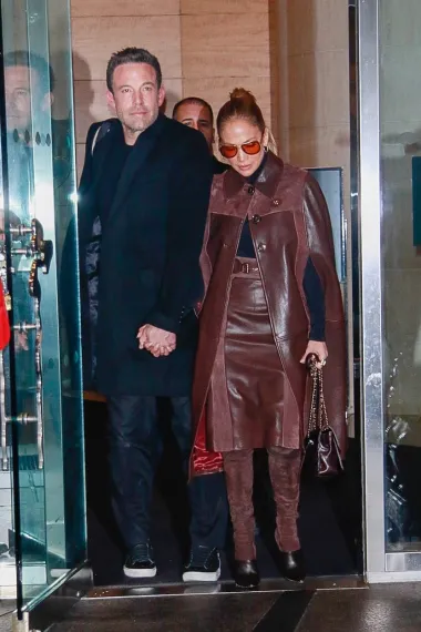 Jennifer Lopez je jedina žena na ovoj listi koju smo uvrstili čak dva puta. Naime, iako je latino diva znana i po nekim genijalnim outfitima, u zadnjoj se godini nije baš modno proslavila. Ovo nedavno izdanje koje kombinira crnu i tešku smeđu kožu izazvalo je negodovanje modnih stručnjaka.Odjevena od glave do pete u sjajnu i antilop kožu, Jennifer izgleda kao da se guši u moru smeđe tkanine. Ovo joj definitivno nije najbolji styling. 