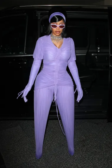 Od svih lookova na ovoj listi, ovaj nam je možda i najčudniji. Naime, reperica Cardi B se u ovom lila kombinezonu pojavila u listopadu te doista svima prisutnima oduzela dah. Naime, nitko nije mogao vjerovati što je to navukla na sebe. Jednodijelni kombinezon koji uključuje i rukavice i korzet na reperici je izgledao krajnje bizarno, a svemu je završni touch dao i matching rajf iste boje koji je pjevačica stavila u kosu. Uglavnom, look za pamćenje koji će ostati upisan u anale celebrity fashion failova. 