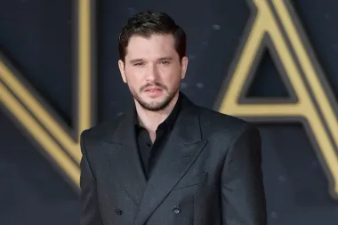 Seksi Britanac KIt Harington najpoznatiji je po svojoj ulozi Jona Snowa u kultnoj HBO-ovoj seriji &quot;Igra prijestolja&quot;. Ta mu je uloga promijenila život te je preko noći postao velika holivudska zvijezda, a na setu serije je upoznao i ljubav svog života, kolegicu glumicu Rose Leslie s kojom se i vjenčao 2018. godine. Kit živi u Velikoj Britaniji, a 2021. je postao i tata. 
