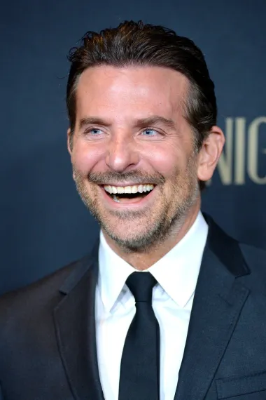 Jedan od trenutno najomiljenijih glumaca Hollywooda definitivno je i Bradley Cooper, horoskopski Jarac rođen 5.1. 1975. Ovaj zgodni frajer izražajno plavih očiju postao je miljenik žena posljednjih godina, a da mu je šarm golem dokazuje i činjenica da je obljubio mnoge filmske zvijezde. Naime, bio je u vezi s Jennifer Esposito,  Renée Zellweger te  Zoe Saldanom, a na kraju je dobio i kćerkicu s jednom od najljepših žena svijeta, Ruskinjom Irinom Shayk. S obzirom na to da reda filmski uspjeh za uspjehom te da zrači velikom karizmom, uopće nas ne čudi da su tolike slavne dame pale pod njegov šarm. 