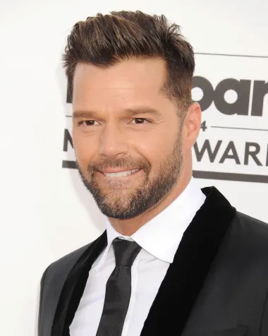 Najveća latino muška senzacija svih vremena, legendarni pjevač Ricky Martin, proslavio se krajem 1990-ih, a od tada ne prestaje oduševljavati fanove svojim glazbenim hitovima, ali i šokantnim detaljima iz privatnog života. Naime, Ricky je jedna od najslavnijih homoseksualnih osoba svijeta, no priznao je da je gay tek relativno nedavno. Dugo je skrivao svoju seksualnu orijentaciju te ljubio žene, da bi na kraju 2010. deklarirao kao gay te tako svima otkrio da se godinama pretvarao da je veliki zavodnik žena. Od 2017. je u braku s Jwanom Yosefom, umjetnikom sirijsko-švedskih korijena, s kojim odgaja svoje četvero djece koje mu je rodila surogat majka.  