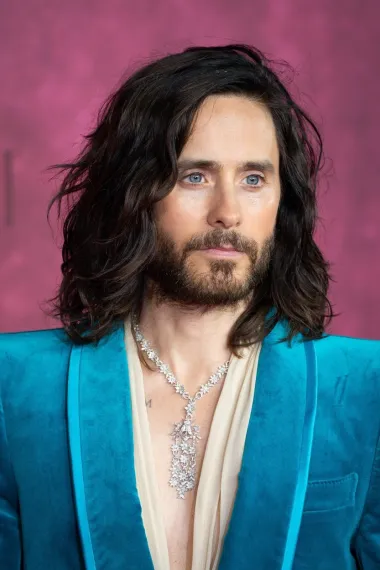 Nevjerojatno, ali Jared Leto će 26. prosinca ove godine napuniti 51 godinu! Ovaj mladoliki oskarovac karijeru je započeo kao model, a sve do danas je ostao jedan od najljepših glumaca svih vremena. Slavu je stekao glumeći Jordana Catalana u seriji „My So-Called Life“. Otad se pojavljivao u raznim filmovima kao što su „Fight Club“, „Girl, Interrupted“, „Panic Room“, „American Psycho“, „Lord of War“ i „Mr. Nobody“. Također je vokal, gitarist i kompozitor američkog rock sastava „30 Seconds to Mars“. 2013 godine dobiva veliku ulogu u filmu „Dobri dileri iz Dallasa“, gdje tumači ulogu Rayona, transvestita oboljelog od HIV-a. Zahvaljujući toj ulozi dobio je velike holivudske nagrade i priznanja poput Oscara, Zlatnog Globusa, SAG nagrade itd.  Trenutno ga gledamo bok uz bok Lady Gagi u &quot;House of Gucci&quot;, a plijeni pažnju i svojim osebujnim modnim stilom koji s godinama postaje sve ekscentričniji. 