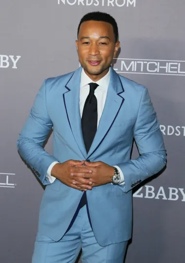 Jedan od najuspješnijih muških pjevača današnjice je i John Legend, glazbenik i tekstopisac koji se može pohvaliti s osvojene sve četiri najveće nagrade svjetskog show businessa - Oscarom, Grammyjem, Emmyjem i Tonyjem. Naime, John je najpoznatiji po svojim glazbenim uspjesima koji nerijetko ne silaze s top lista glazbenih ljestvica tjednima, ali isto tako sklada i za kazališne predstave i filmove. Zato je i osvojio Oscara za najbolju pjesmu u filmu &quot;Selma&quot; 2014. godine. Privatno je oženjen s manekenkom Chrissy Teigen te ima dvoje djece, a poznat je i po tome što voli dijeliti obične prizore iz svakodnevnog života svoje obitelji na društvenim mrežama. John Legend tako je jedna od prizemljenijih i svakako vrlo simpatičnih zvijezda današnjice. 
