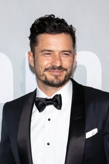 Britanac Orlando Bloom proslavio se 2001. kada je dobio ulogu Legolasa u spektaklu &quot;Gospodar prstenova&quot;. Ta je filmska saga obilježila Bloomovu karijeru, baš kao i franšiza blockbustera &quot;Pirati s Kariba&quot;. Iako je od uspjeha tih filmova prošlo 15-20 godina, Orlando i dalje ne silazi s lista najzgodnijih holivudskih frajera. Unatoč tome što mu karijera nije ono što je nekoć bila, čini se kako je ovaj glumac sretniji no ikad prije. Trenutno živi sa svojom odabranicom, pjevačicom Katy Perry i njihovom kćerkicom Daisy, a znamo i da ima sina iz braka s Mirandom Kerr, jednom od najslavnijih Viktorijinih anđelica svih vremena. 