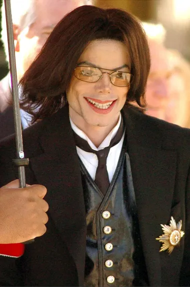 Michael Jackson je legenda pop glazbe i jedan od najuspješnijih pjevača svih vremena, no i kontroverzna ličnost uz koju se vežu mnogi tračevi i skandali. Od optužbi za pedofiliju, pa sve do brojnih estetskih operacija koje su mu podarile pomalo zastrašujuć izgled bijele lutke golemih ustiju. Naime, Michael je prvo dao izbijeliti kožu (iako to nikada nije javno priznao), a znamo da je operirao i usta, nos i jagodice lica, kao i očne kapke i obrve. Na operacije je tijekom svog života potrošio oko milijun dolara. 