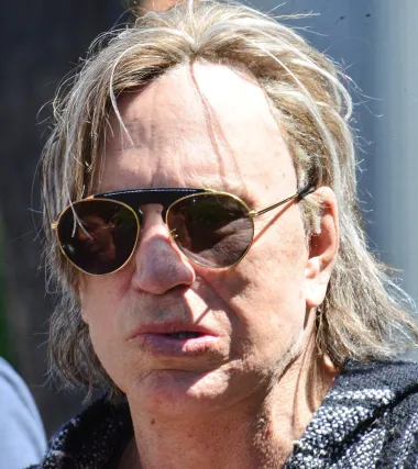 Mickey Rourke je nekoć bio seks-simbol i zavodnik za kojim su uzdisale žene diljem svijeta, no danas izgleda ovako - neprepoznatljivo. Sve može zahvaliti brojnim operacijama lica na koje je odlazio, kao i svojoj boksačkoj karijeri u kojoj je jako puno puta slomio nos i čeljust, pa mu se konstrukcija kostiju lica promijenila i deformirala. Navodno je otišao na čak 6 faceliftinga, kao i na 4 operacije nosa, a platio je to oko 40.000 dolara. Rezultat procijeni sama. 