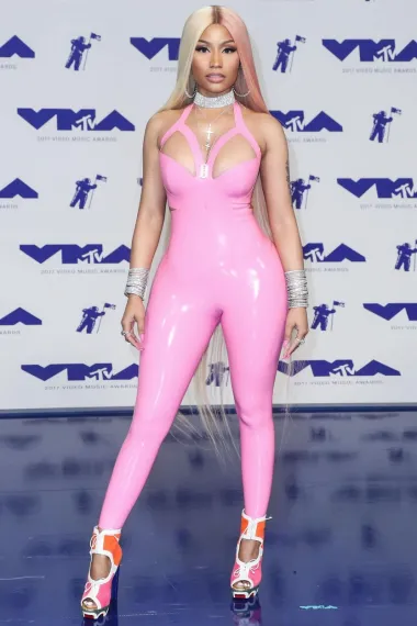Nicki Minaj, jedna od najuspješnijih reperica današnjice, može se pohvaliti nevjerojatno savršenim oblinama i tijelom, ali i licem koje kao da je netko izlio iz kalupa. Naime, savršeno simetričan izgled tijela i lica glazbenice nije zapravo djelo majke prirode već dobrih estetskih kirurga. Smatra se kako je Nicki u svoj savršeni izgled uložila cijelo bogatstvo, odnosno preko 100.000 dolara. Zahvati su uključivali povećanje grudi i stražnjice, oblikovanje bokova, liposukciju, operaciju nosa kao i izbjeljivanje kože. 