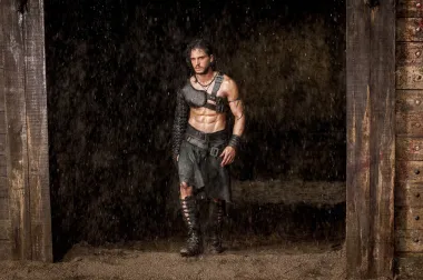 Osim &quot;Igre prijestolja&quot;, Kit je paralelno snimio i blockbuster &quot;Pompeii&quot; koji je ostvario veliki komercijalni uspjeh na kino blagajnama, ali je isto tako bio okarakteriziran od strane kritike kao plitak film bez dobre priče. Kako god bilo, Kit je i za taj film dobio pozamašnu plaću, a morao se i jako nabildati kako bi savršeno vjerodostojno utjelovio mladog rimskog ratnika isklesana tijela. Osim tog filma, ostvario je i velik uspjeh u animiranom filmu &quot;Kako istrenirati zmaja&quot; u kojem je svoj glas posudio jednom od glavnih likova. Od tada do danas se pojavio u još cijelom nizu projekata, a neki od njih su i Marvelovi &quot;The Eternals&quot; koje sad gledamo u kinima te televizijska uspješnica &quot;Criminal: UK&quot;. 