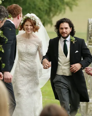 Harington je jednom otkrio da mu je omiljeni trenutak u 10 godina snimanja serije bio kada je upoznao Rose i s njom odradio prve scene. Iako niti jedno niti drugo nisu mislili da će završiti zajedno, danas imaju i sinčića te žive u prestižnom londonskom kvartu, a svoju privatnost se trude držati podalje od očiju javnosti. No, iako je pronašao obiteljsku sreću, nije sve u životu mladog Kita uvijek bilo bajkovito. 2019. se suočio s ozbiljnim psihičkim problemima i alkoholizmom. 