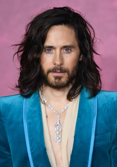 Za sam kraj ove naše galerije možemo jedino zaključiti kako je Jared Leto doista posebno lice s filmskih platna. Uvijek upečatljiv, spreman se transformirati u nebrojene likove, uvijek pomalo ekscentričan i bizaran, ali i bolno iskren, Jared već trideset godina oduševljava javnost, a nadamo se da će to nastaviti raditi još puno godina. Sretan mu rođendan. 