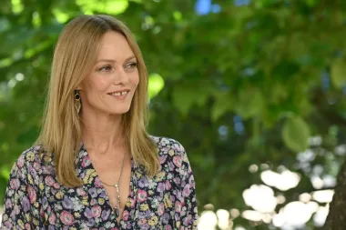 Francuska pjevačica, glumica i model Vanessa Paradis rođena je 22. prosinca 1972. Kad je imala 14 godina, stekla je svjetski uspjeh sa singlom &quot;Joe le taxi&quot;, što je bila i ostala njena najpoznatija pjesma. Bila je model tvrtke Chanel, a poznata je i po vezi s američkim glumcem Johnnyjem Deppom, s kojim ima dvoje djece, Lily-Rose Melody Depp i Johna Christophera Deppa III. Paradis je do danas objavila šest studijskih albuma, a glumila je u poznatim filmovima &quot;Djevojka na mostu&quot; i &quot;Srcolomac&quot; te posudila glas u animiranom filmu &quot;Čudovišna priča u Parizu&quot;.