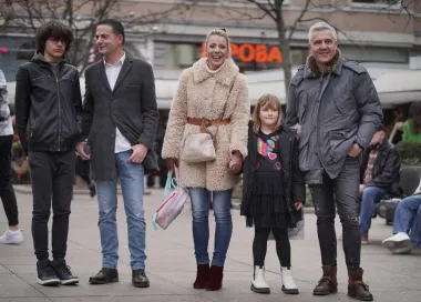 Badnjak u centru Zagreba bio je u znaku obitelji i veselja, a 'ulovili' smo i puno poznatih faca