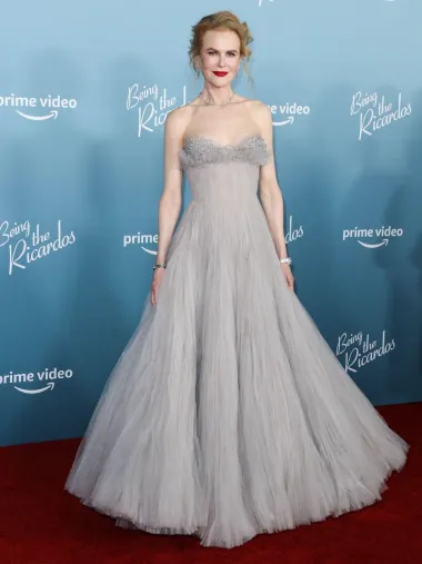 Ova Armani Privé balska haljina u ledeno sivoj boji ostat će upamćena kao jedan od najboljih outfita Nicole Kidman ikad, a znamo da je ona imala mnogo upečatljivih lookova tijekom dugih godina svoje megauspješne karijere. Romantična haljina klasičnog balskog kroja stajala joj je besprijekorno, a posebno nam se sviđa i to što je divno naglasila snježno bijelu put ove australske glumice. Uz dodatak decentne ogrlice i tamnocrvenoig ruža styling je bio kompletira, a Nicole je svojom pojavom definitivno oduzela dah i muškarcima i ženama. 