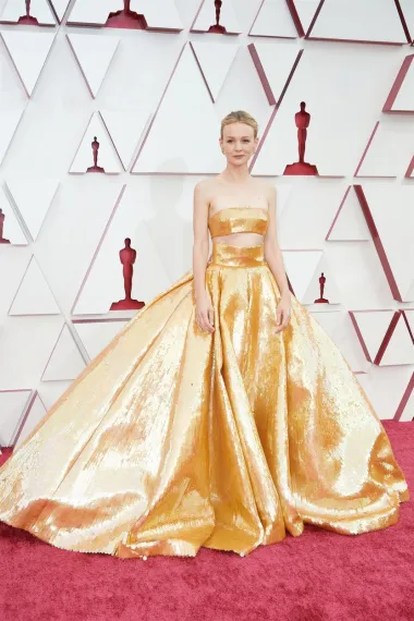 Britanska glumica Carey Mulligan na ovogodišnjoj se dodjeli Oscara pojavila u kompletu suknje i topa s potpisom modne kuće Valentino, a mnogi su komentirali kako svojim izborom zlatnog outfita evocira sam izgled oskarovskog kipića! S obzirom da je Carey bila nominirana za tu prestižnu filmsku nagradu u kategoriji najbolje glavne glumice, ne čudi nas njezin odabir zlatne boje. Iako nije osvojila kipić, pomela je crveni tepih te postala apsolutna modna senzacija. 