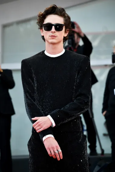Od &quot;Call Me by Your Name&quot; do danas, Chalamet se pojavio u cijelom nizu iznimno uspješnih filmova, a uspio si je izgraditi i reputaciju jednog od najvrsnijih glumaca današnjice. Dakle, u 5 godina, koliko je prošlo do premijere njegovog prvog velikog filmskog uspjeha, pa do danas, kada mu je 26 godina, Chalamet je izgradio karijeru na kakvoj bi mu pozavidjeli i mnogo stariji kolege. Specijalizirao se za likove neobičnih, ekscentričnih mladića, ali svake godine izbaci barem jedan film u kojem nam pokaže da se može snaći u raznim ulogama te da definitivno nije jedan od onih koji će stalno glumiti iste likove. Tako smo ga gledali u uspješnicama &quot;Lady Bird&quot;, &quot;Male Žene&quot; i u Woody Allenovom &quot;A Rainy Day in New York&quot;. Ove zime su pak kina puna Chalametovog lica, jer se pojavulje u čak dva jako uspješna i zanimljiva filma - &quot;spektaklu &quot;Dini&quot; i desetom filmu Wesa Andersona, &quot;The French Dispatch&quot;. Osim toga, prije samo nekoliko dana na Netflix je stigao još jedan film u kojem Chalamet obara s nogu, parodija s genijalnim castom &quot;Don&apos;t Look Up&quot;. U svakom slučaju, možemo zaključiti kako ova j mladi glumac itekako dobro zna izabrati odličan projekt.... Za sada gotovo da nikada nije dobio loše kritike ni za jedan film u kojem se pojavio!