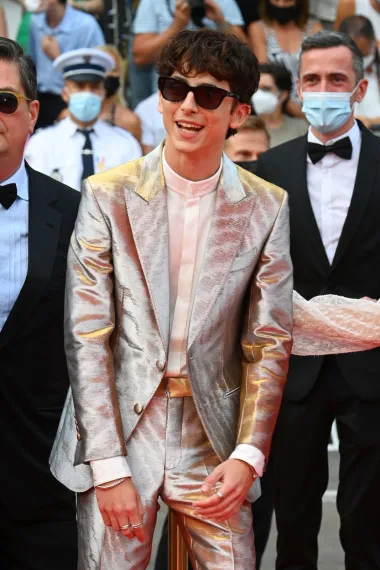 Od prvog uspjeha u „Call Me by Your Name“ do danas, Chalamet je bio i ostao miljenik medija. Nazivaju ga seks simbolom generacije, ali i najtalentiranijim glumcem današnjice. S obzirom na filmske uspjehe koje je postigao, s tim bismo se laskavim titualama svakako i složili. Zanimljivo je da je slavni modni časopis Vogue Chalameta 2019. proglasio najbolje odjevenim muškarcem, a 2020. je dobio i titulu najzgodnijeg mladog glumca svijeta prema Peopleu. Danas je Chalamet tako seks simbol koji svoj šarm može zahvaliti zanimljivom, androginom izgledu te sjajnom modnom stilu, a postao je i Cartierovo zaštitno lice. Sve u svemu, definitivno 26-godišnjak koji je već ostvario sve ono o čemu drugi sanjaju – slavan je, bogat, cijenjen, a istovremeno iznimno simpatičan. 