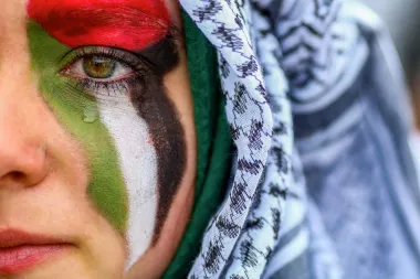 Ispred sarajevske Vijećnice okupilo se nekoliko stotina građana kako bi poslali poruku podrške narodu Palestine u svibnju.