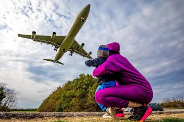 Kompanija Swiss International Air Lines obavljala je zadatke letenja iznad Pule, a na kraju piste znatiželjni su Puležani sa svojom djecom gledali kako avioni slijeću.