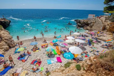 U kolovozu ove godine turisti su uživali na predivnim pulskim plažama.