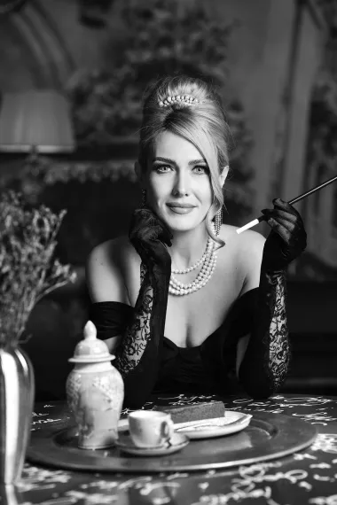 Radijska voditeljica Ivana Mišerić pozirala je u elegantnom Audrey Hepburn izdanju.