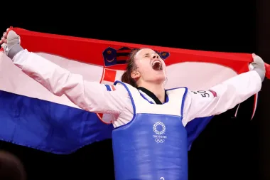 Matea Jelić, osvajačica olimpijskog zlata u taekwondou, pozirala je s hrvatskom zastavom, a proglašena je i najboljom sportašicom u 2021.