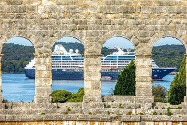 Kruzer Azamara Quest na svojem je putovanju u listopadu boravio u luci u Puli tako da su turisti s njega mogli pristati u grad te pogledati znamenitosti.