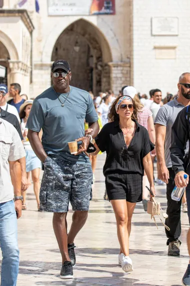 Michael Jordan je krajem kolovoza ove godine posjetio Dubrovnik. &quot;Uhvaćen&quot; je kada je u društvu supruge Yvette Prieto te uz pratnju zaštitara prošetao Stradunom.