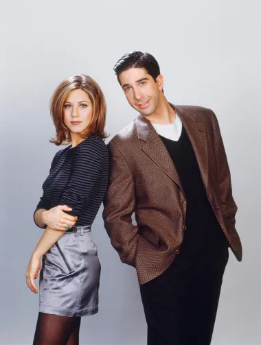 Vjerojatno se o niti jednom TV paru nije toliko nagađalo jesu li se voljeli i u stvarnosti kao što je to slučaj s ovo dvoje. Naime, Jennifer Aniston i  David Schwimmer  kolege su sa seta &quot;Prijatelja&quot;, kultne serije u kojoj su glumili ljubavni par. Iako se nedavno govorkalo da su sada zajedno, oboje su opovrgli te glasine te rekli kako nikada nisu bili u ljubavnom odnosu u realnosti - iako su 1990-ih jedno prema drugome gajili nježne osjećaje. Naime, David je rekao kako je već od prve sezone serije bio zaljubljen u Aniston, a i ona je priznala kako se tijekom snimanja zbližila s Davidom te željela biti s njime. No, njihova ljubavna priča ostala je zapisana samo u analima TV-a, jer u stvarnosti svoju romansu nikada nisu podigli na razinu višu od one platonske. 