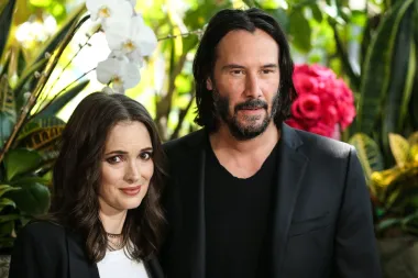 Keanu Reeves i Winona Ryder miljenici su Hollywooda, a oboje su priznali kako su uzajamno imali crush jedno na drugo tijekom 1990-ih. Njihova je platonska romansa planula na setu filma, a iako se nikada nije pretvorila u pravu ljubavnu priču, oboje su nedavno priznali kako misle da njihovi nježni osjećaji jedno za drugo još uvijek u njima plamte. Nije li to slatko?