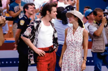 Courteney Cox je priznala kako je u jednom trenutku bila posve zaljubljena u Jima Carreyja. Glumicu je Jim osvojio svojim humorom te opuštenošću, a rekla je i kako je u jednom trenutku smatrala kako je upravo ovaj slavni komičar ljubav njezina života. Na kraju je ispalo da ipak nije tako, jer joj on nije uzvraćao ljubavne osjećaje, ali su srećom sve do danas ostali jako dobri prijatelji. 
