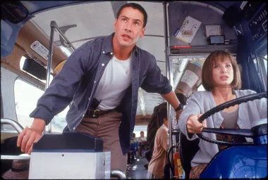 Još jedan dokaz da je Keanu Reeves doista ultimativni miljenik žena, bile one slavne ili ne, je i činjenica da je Sandra Bullock u njega bila jako zaljubljena tijekom snimanja njihova zajedničkog filma &quot;Speed&quot; 1994. godine. Sandra je priznala kako je oduvijek prema Keanuu osjećaja veliku privlačnost no da se među njima nikad ništa nije dogodilo. On je komentirao njezine izjave rekavši kako je i ona njemu bila simpatija, ali očito nisu nikada dobro iskomunicirali svoje osjećaje jedno za drugo. 