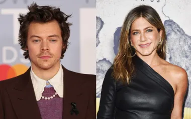 Pjevač Harry Styles poznat je po tome što ruši rodne sterotipe kada je riječ o modi, ali i po tome što voli starije žene. Harry je tako priznao svoju ljubavnu vezu sa znatno starijom Oliviom Wilde, a isto tako je i javno rekao kako je nekoć imao ogroman crush na Jennifer Aniston. Naime, tijekom gostovanja na &quot;The Ellen Degeneres Show&quot; u 2020. Harry je rekao kako mu je prva teen ljubav bila upravo Jennifer koju je gledao kao Rachel u &quot;Prijateljima&quot;. Iako ne znamo gaji li još slične osjećaje sigurni smo da bi oni laskali Aniston. 
