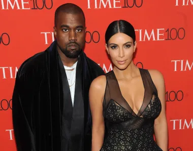 Nakon sedam godina braka, Kanye West i Kim Kardashian se razvode! Za ovu smo skandaloznu vijest saznale u veljači 2021., a odmah se počelo nagađati i što je razlog sloma jednog od najslavnijih &quot;power coupleova&quot; svijeta. Ono što sa sigurnošću znamo je to da je Kim bila ta koja je inicirala razvod te je njezin odvjetnik pokrenuo brakorazvodnu parnicu, no s obzirom da imaju zajedno 4 djece, Kim je isto tako rekla kako se nada da će možda uspjeti spasiti stvar. S obzirom da još uvijek ne znamo kako stvari u konačnici stoje, već je jedino sigurno da žive odvojeno, tko zna što će nam još sve Kardashian-West supružnici prirediti. Još jednu trudnoću ili finalizirani razvod?