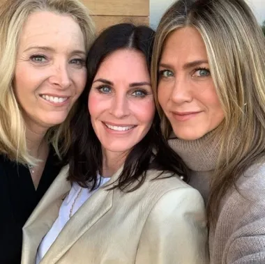 Ova godina donijela nam je i nove specijalne epizode kultne sitcome serije &quot;Prijatelji&quot;. Naime, u svibnju smo imali čast vidjeti Jennifer Aniston, Courteney Cox, Lisu Kudrow, Matt LeBlanca, Matthewa Perryja i David Schwimmera ponovno zajedno nakon 17 godina od emitiranja posljednje epizode originalnih &quot;Prijatelja&quot;. Naravno, radilo se o dugoočekivanom specijalu koji je oduševio fanove, a televizijski obilježio 2021. 