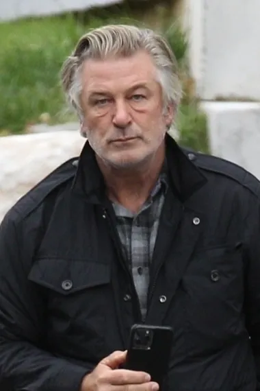 Sam kraj listopada ove godine obilježila je šokantna vijest - glumac Alec Baldwin na setu snimanja svog novog filma ubio je hicem iz pištolja snimateljicu Halynu Hutchins, dok je redatelja Joela Souza teško ranio. Kako se to dogodilo, nikome nije bilo jasno. Kasnije je utvrđeno kako je Baldwinu predan pištolj kojim se koristi u filmskoj sceni, ali je slučajno bio napunjen pravim mecima, a ne onima umjetnima. Ovo nije prvi ovakav incident u povijesti Hollywooda, ali je unatoč tome jako bizaran i šokantan. Baldwin je naravno nebrojeno puta izjavio koliko mu je žao te kako ga je cijela situacija ostavila slomljena srca. 