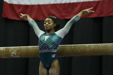 Najtrofenija gimnastičarka svih vremena, genijalna Amerikanka Simone Biles, pokrenula je revoluciju među sportašima odustavši od natjecanja na Olimpijskim igrama ovog ljeta i to kako bi zaštitila svoje psihičko zdravlje. Tom odlukom Biles je ukazala na važnost mentalnog zdravlja kod profesionalnih sportaša iznimno izloženima stresu i pritiscima te postala uzor ljudima diljem svijeta. Bravo Simone, nije uspjeh samo osvajati medalje već i znati kada i kako brinuti za sebe!