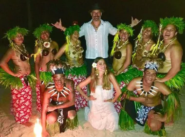 Prošle su godine jedna od najplaćenijih glumica današnjice, latino diva Sofia Vergara, i njezin suprug, Joe Manganiello, Novu godinu dočekali na Havajima u društvu lokalnih plesača tradicionalnih havajskih plesova. Znači - prekrasno plavo more, odličan show, egzotično mjesto i tropske temperature. Ne bismo se ni mi žalili na takav doček Nove na rajskom mjestu poput Havaja. 
