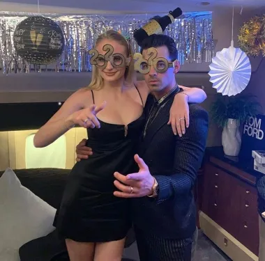 Joe Jonas i Sophie Turner pozirali su na doček Nove godine 2020. sa smiješnim rekvizitima. Na glavu su natakli velike simpa naočale s brojkama 2020. te tako svima poželjeli dobrodošlicu u novih 365 dana okretanja oko Sunca. S obzirom da su oni upravo u 2020. postali roditelji svoje kćeri Wille, ovom slavnom paru ta je pandemijska godina doista donijela sreću i obiteljski blagoslov. 