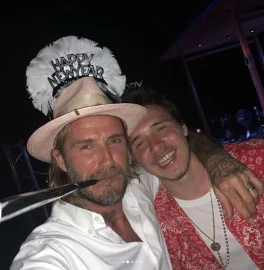 Nogometaš David Beckham poznat je po svom odličnom, vrlo prijateljskom odnosu sa svojom djecom. Na ovoj fotki tako pozira sa svojim najstarijim sinom Brooklyjnom, a vidi se da su obojica odlično raspoloženi za novogodišnju feštu. Uz to, fanovi su ovu fotografiju komentirali i zbog očite fizičke sličnosti između oca i sina. Jabuka očito ne pada daleko od stabla. 