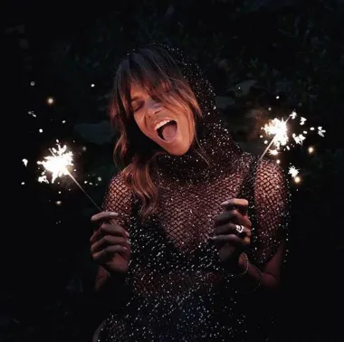Oskarovka Halle Berry za ulazak u 2021. podijelila je na svom Instagram profilu ovu selfie čestitku za svoje fanove. Fotografija na kojoj Halle pozira s dvije retro prskalice u obje ruke i s izrazom uzbuđenja na licu odmah je prikupila tisuće lajkova. Uz to, slavljeničkoj i party atmosferi dodatno je doprinio i Hallein outfit koji je bio posve posut nježnim šljokicama i kristalićima koji su se sjajili pod svjetlošću prskalica. 