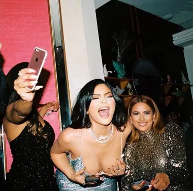 Sestre Kardiashian -Jenner klana nas svake Nove godine zatrpaju svojim seksi snimkama i selfijima s kućnih partyja koje organiziraju, a na ovoj je fotki milijardreka Kylie prošle godine skoro pokazala više no što je htjela. Iz šljokaste haljine dubokog dekoltea gotovo su joj ispale bujne grudi, no to ju očito nije omelo da se u društvu prijateljica jako dobro zabavlja. 