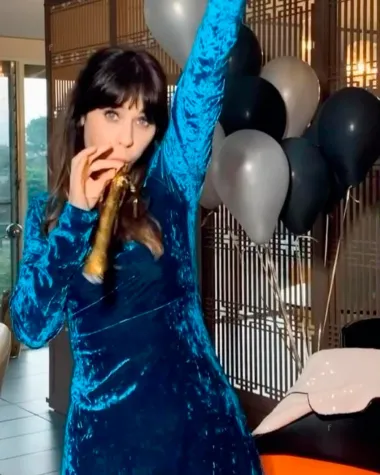 Zooey Deschanel je prije nekoliko godina fanove na Instagramu počastila ovom slavljeničkom, novogodišnjom fotkom kojom nije samo obilježila ulazak u Novu godinu već i preseljenje u svoj novi dom u Kaliforniji. Prisjetimo se, Zooey je u sretnoj vezi s TV licem Jonathanom Scottom s kojim trenutno i živi, a čini se kako je u proteklih nekoliko godina ostvarila sve svoje snove - profesionalno je uspješna, a privatno nikad sretnija. Nije ni čudo da ima poleta za velika slavlja. 