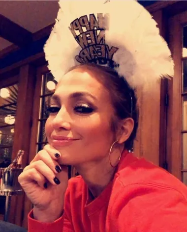 Prošle je godine Jennifer Lopez za Novu godinu objavila ovaj solo selfi koji je potaknuo glasine o raspadu njezinih zaruka sa sportašem Alexom Rodriguezom. Naime, dok su prije uvijek zajedno pozirali na takvim čestitkama, na ovoj se ljepotica pojavila sama. S obzirom da je u travnju ove godine vijest o njihovom prekidu i službeno potvrđena, mnogi su ovaj selfi protumačili kao najavu tih nemilih događaja u životu pjevačice. No, ona nije dugo samovala, jer je sada već u čvrstom zagljaju Bena Afflecka, svoje nove-stare ljubavi. Jedva čekamo da vidimo njihovu ovogodišnju zajedničku fotku. 