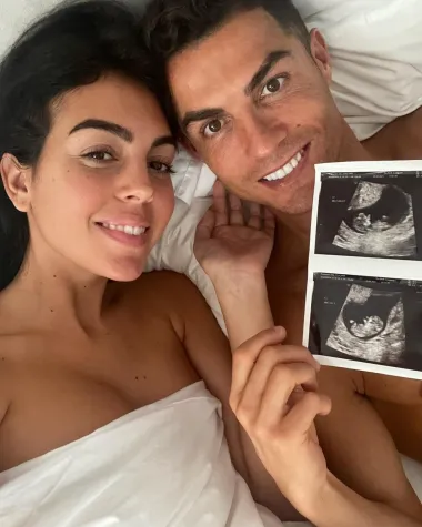 Krajem listopada svijet je oduševila vijest da poznati nogometaš Cristiano Ronaldo i njegova odabranica Georgina Rodriguez očekuju blizance. Tu vijest je objavio sam nogometaš na svom Instagramu i to fotografijom na kojoj njih dvoje drže slike s ultrazvuka. &quot;Presretni smo što možemo objaviti da očekujemo blizance. Naša srca su puna ljubavi i jedva čekamo da vas upoznamo. Blagoslovljeni smo&quot;, napisao je Ronaldo. Inače, ovo će biti drugo i treće zajedničko dijete para, jer su svoju kćerkicu već dobili prije 4 godine. Ronaldu je surogat majka rodila i najstarijeg sina, Cristiana Juniora koji ima 11 godina, a putem surogat majke je dobio i još jedan par blizanaca prije 5 godina, pa će ova trudnoća značiti da će u konačnici Ronaldo i Georgina imati šestero djece. 