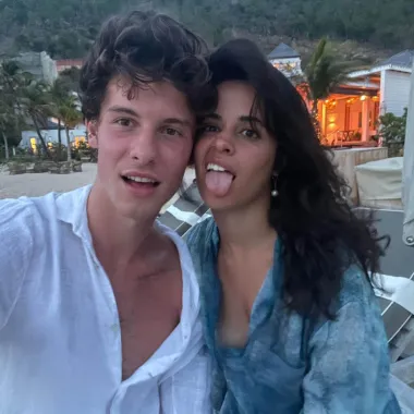 Omiljeni glazbeni par mlađe generacije, Shawn Mendes i Camila Cabello dugo su punili stupce tabloida svojim selfijima i ljubavnim izjavama, no ovog studenog mladi pjevač je odlučio javnosti poručiti da je između njega i Camile - gotovo! Navodno je par odlučio da je za oboje bolje da se rastanu te krenu svojim putem, jer su im rasporedi nastupa neprestano ograničavali viđanje i u konačnici doveli do toga da se između njih izgubila bliskost. Iako su ovom odlukom ražalostili brojne fanove, Shawn i Camila rekli su kako će ostati prijatelji. 