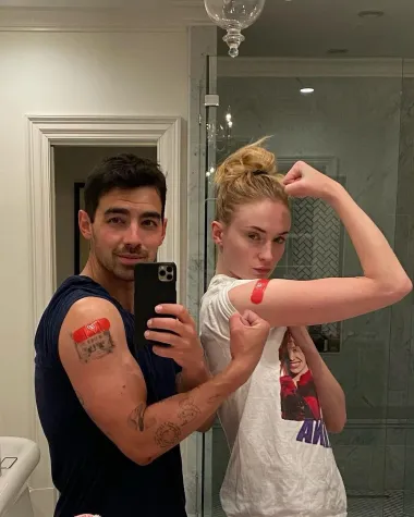 Posljednje dvije godine o gotovo ničemu se ni ne priča osim o raznim varijantama i posljedicama koronavirusa koji je promijenio svijet. Ove godine smo pak imali prilike vidjeti niz celebova koji su baš zato na društvenim mrežama promovirali cijepljenje protiv virusa te s ponosom pokazivali svoje potvrde o primitku cjepiva ili pak, kao ovdje Sophie Turner i Joe Jonas, s ponosom isticali svoje cijepljene mišiće. 
